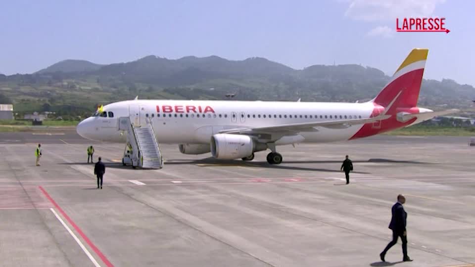 papa leone xiv scende dall aereo con re felipe decollo da tenerife sospeso per problema tecnico da Lapresse.it papa leone xiv scende dall aereo con re felipe decollo da tenerife sospeso per problema tecnico