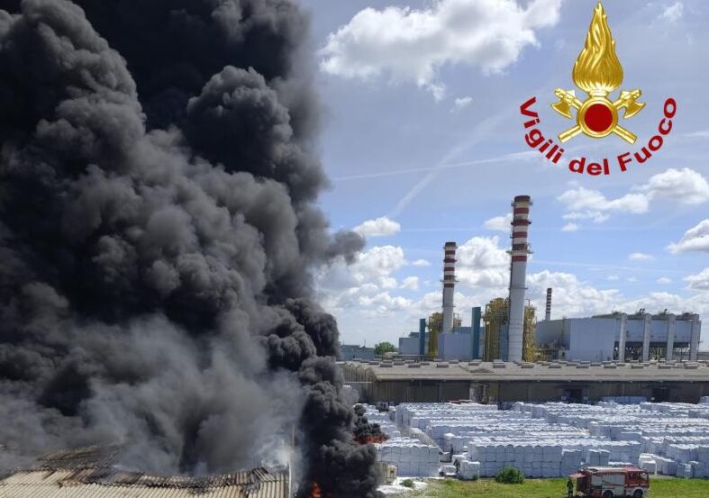 Incendio alla Versalis di Mantova, a fuoco materiale plastico
