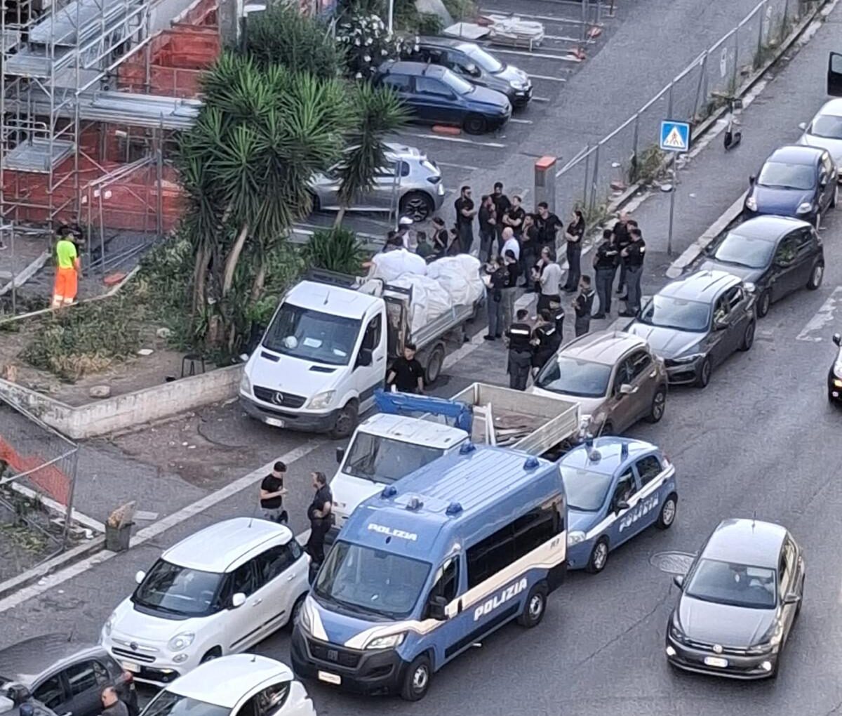 Roma, blitz anticrimine a Tor Bella Monaca: due arresti, identificate circa 100 persone Roma, blitz anticrimine a Tor Bella Monaca: due arresti, identificate circa 100 persone