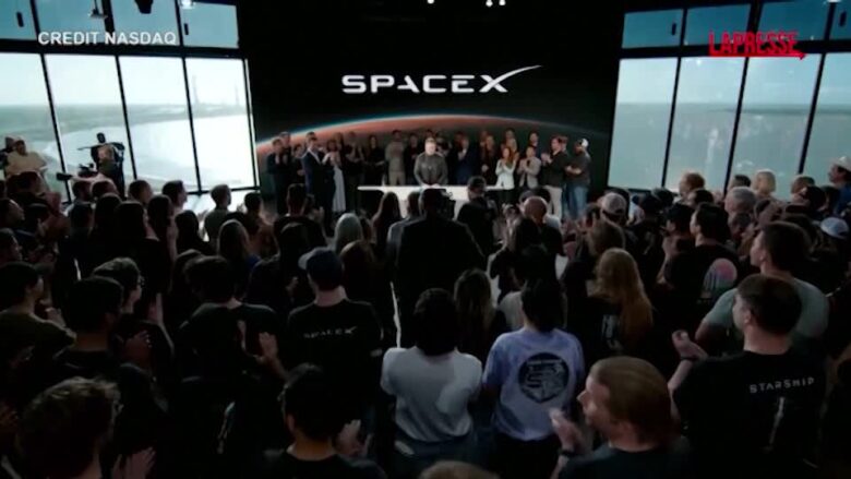 SpaceX, lo storico debutto a Wall Street: Elon Musk suona la campanella