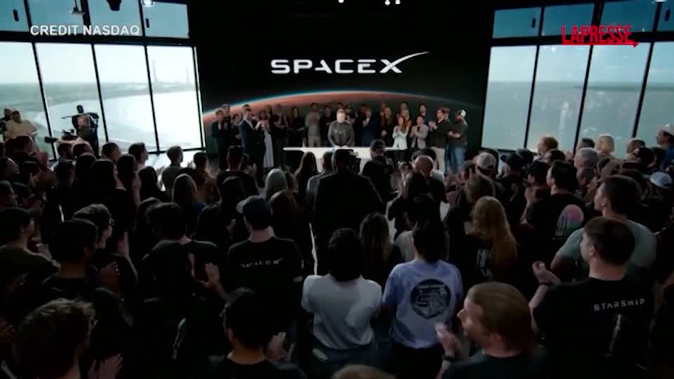 SpaceX, lo storico debutto a Wall Street: Elon Musk suona la campanella SpaceX, lo storico debutto a Wall Street: Elon Musk suona la campanella