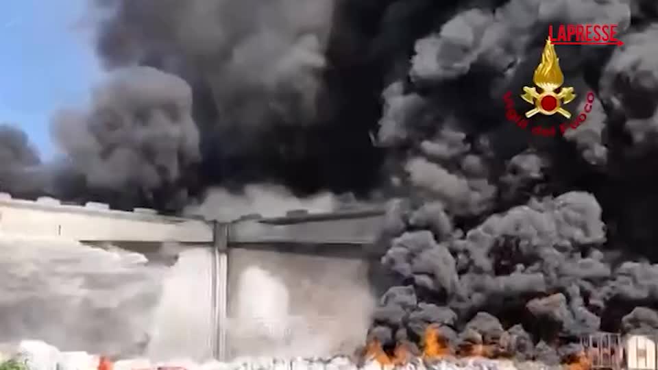 mantova incendio in magazzini versalis la nube di fumo nero sopra la citt224 da Lapresse.it mantova incendio in magazzini versalis la nube di fumo nero sopra la citt224