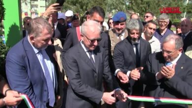 Caivano, Mantovano inaugura struttura per i bimbi del Parco Verde: "Risposta migliore ai critici di professione"