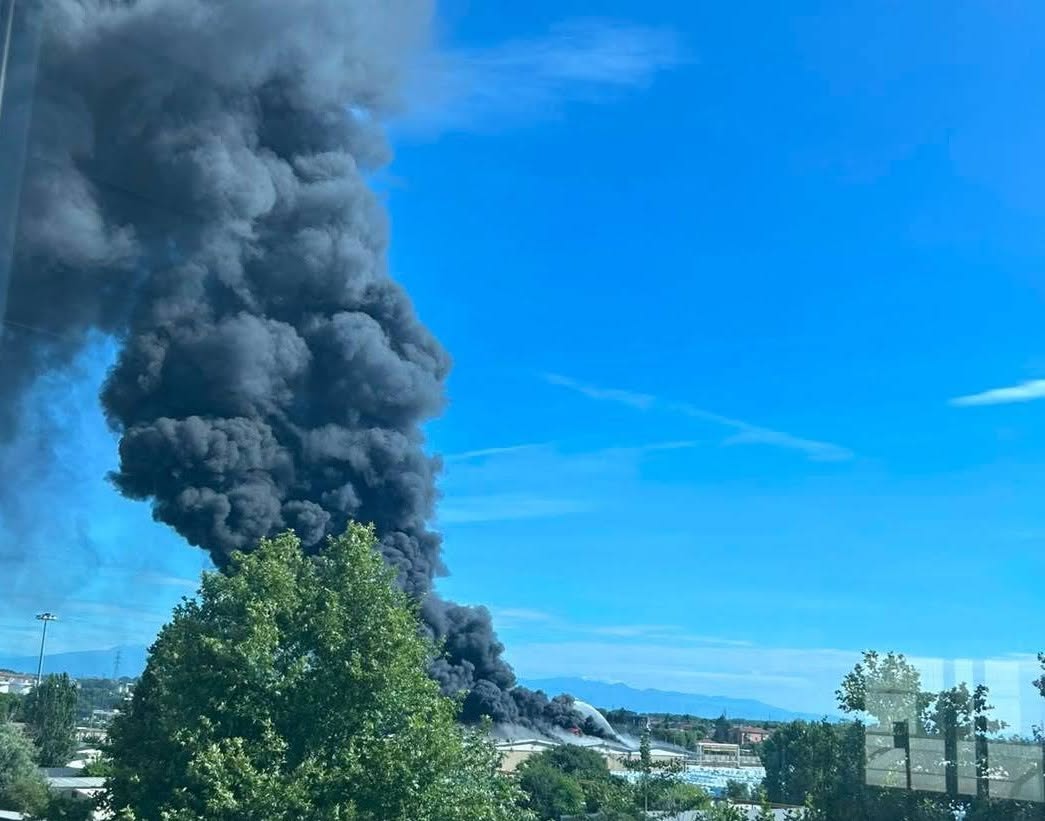 Incendio alla Versalis di Mantova, a fuoco materiale plastico