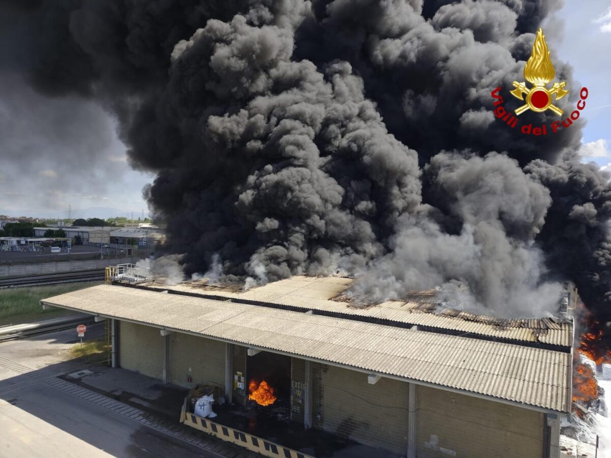 Incendio alla Versalis di Mantova, a fuoco materiale plastico Incendio alla Versalis di Mantova, a fuoco materiale plastico