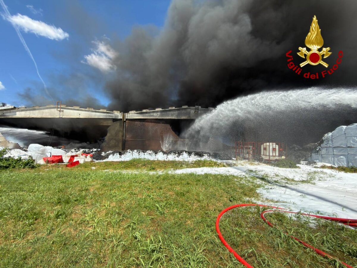 Mantova, Bonelli su incendio Versalis: “Pichetto venga in Parlamento” Mantova, Bonelli su incendio Versalis: “Pichetto venga in Parlamento”