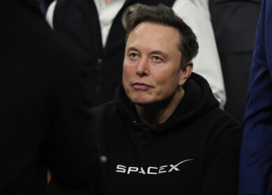SpaceX vola al debutto al Nasdaq, Musk è il primo trilionario della storia