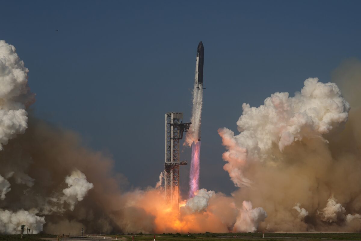 SpaceX, Elon Musk a Wall Street per il debutto: “Vi porteremo sulla Luna”