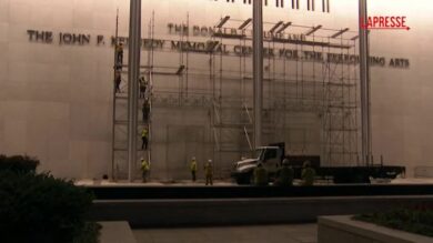 Usa: operai iniziano a rimuovere il nome di Trump dal Kennedy Center