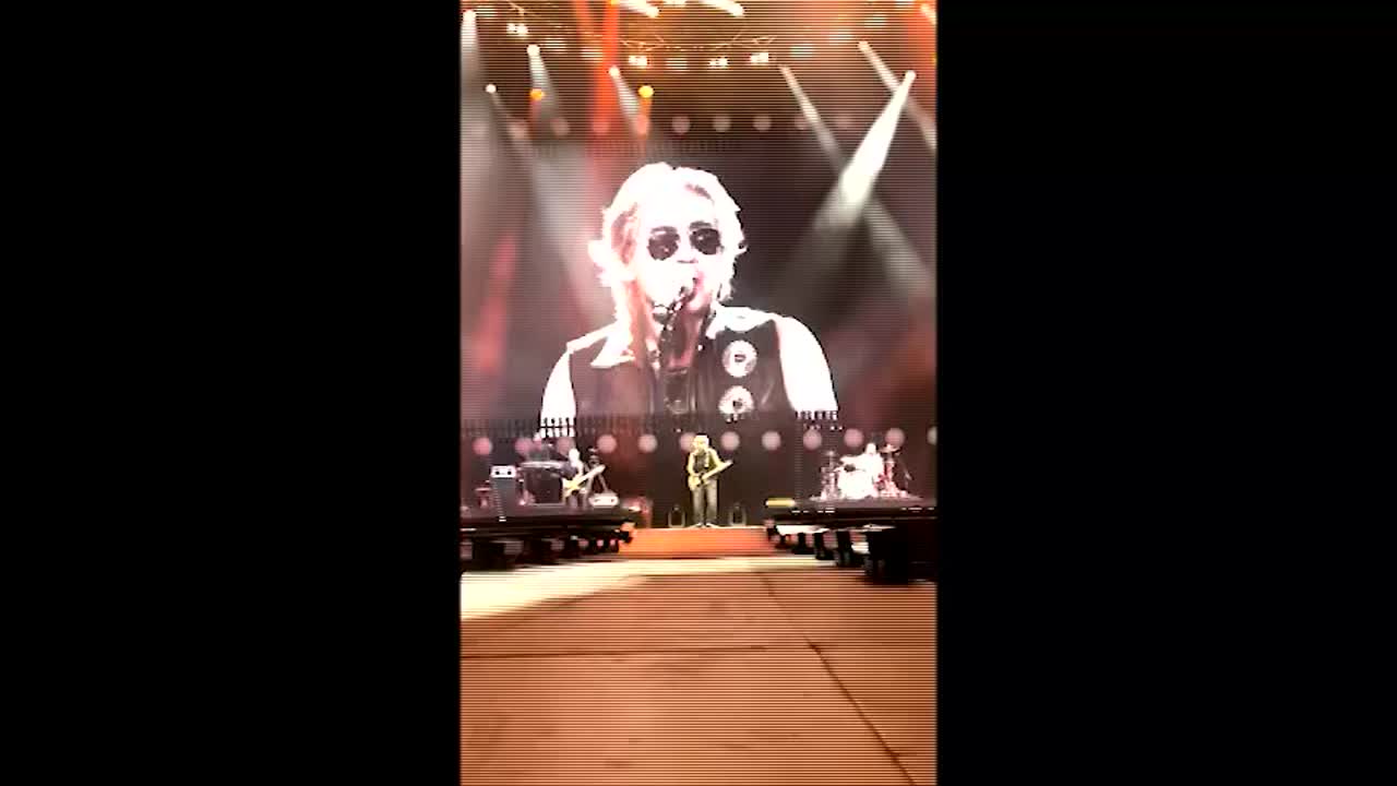 ligabue in 54 mila all olimpico per il rocker di correggio il meglio del concerto da Lapresse.it ligabue in 54 mila all olimpico per il rocker di correggio il meglio del concerto