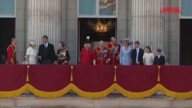 Londra, Re Carlo si affaccia al balcone di Buckingham Palace per il suo compleanno
