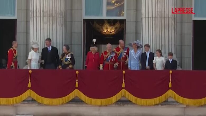 Londra, Re Carlo si affaccia al balcone di Buckingham Palace per il suo compleanno