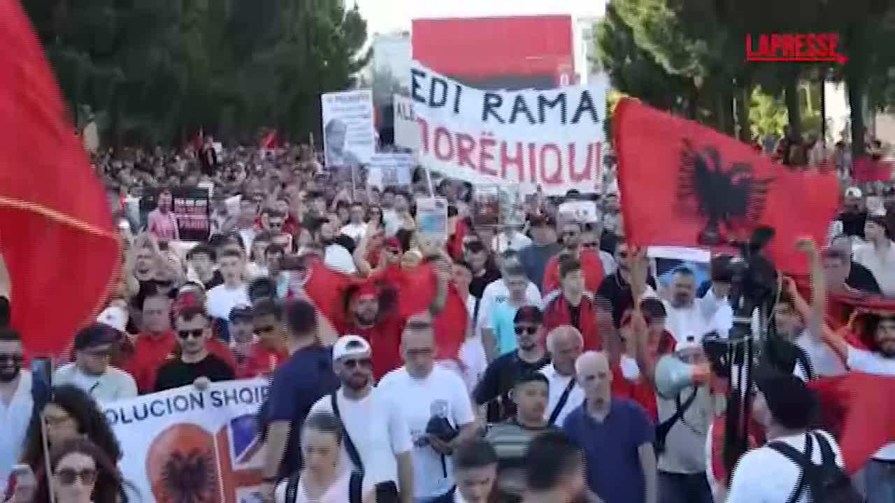 albania migliaia in piazza a tirana contro il resort di lusso di trump e kushner da Lapresse.it albania migliaia in piazza a tirana contro il resort di lusso di trump e kushner