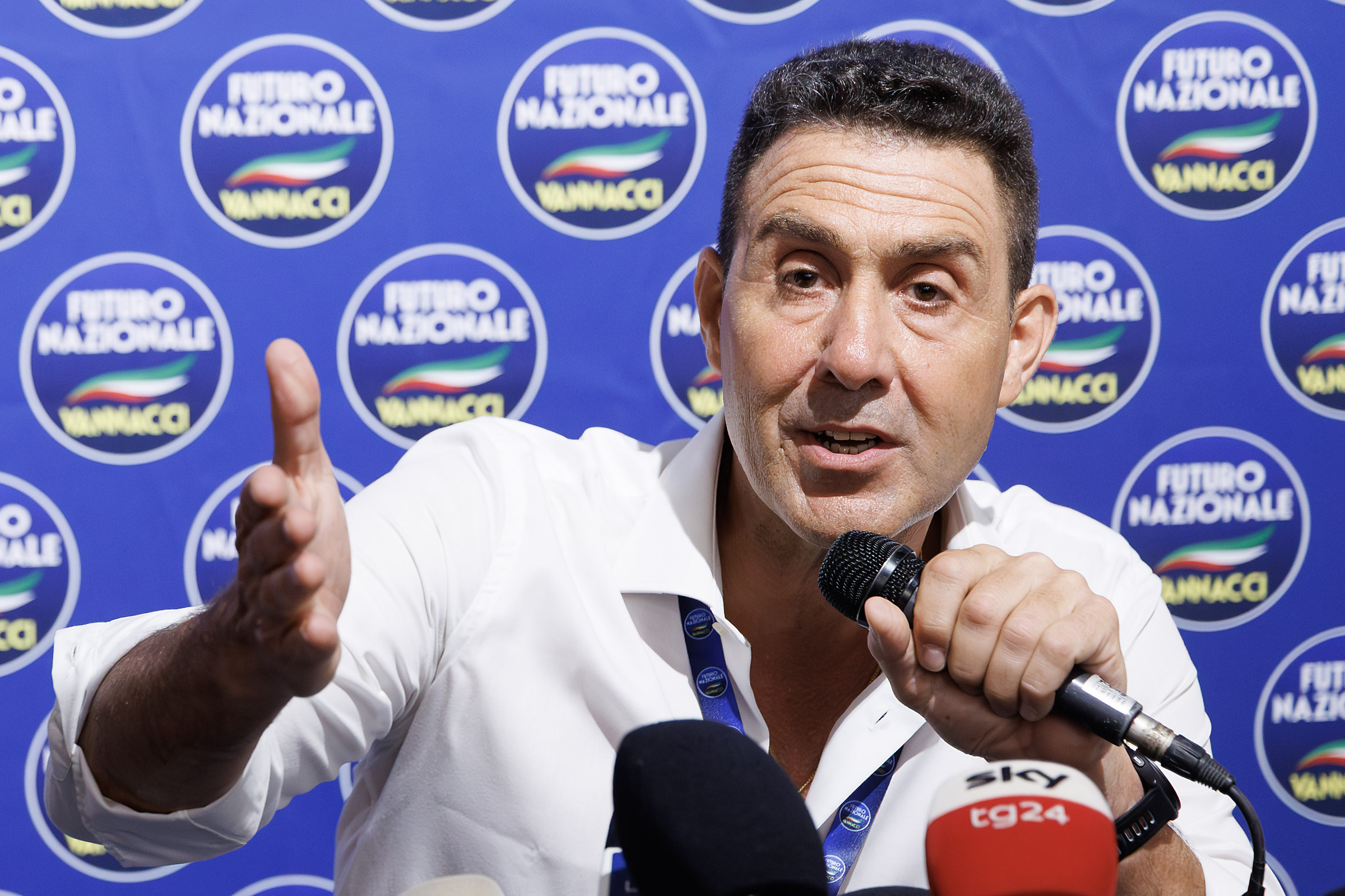 Futuro nazionale, a Roma Vannacci show: “Siamo feccia e figli di nessuno, ne siamo fieri”