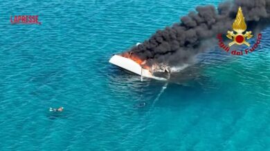 Sardegna, barca a fuoco nelle acque di Palau: l'intervento dei vigili del fuoco