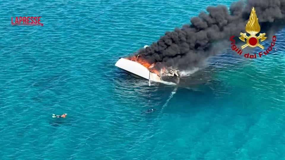 sardegna barca a fuoco nelle acque di palau l intervento dei vigili del fuoco da Lapresse.it sardegna barca a fuoco nelle acque di palau l intervento dei vigili del fuoco