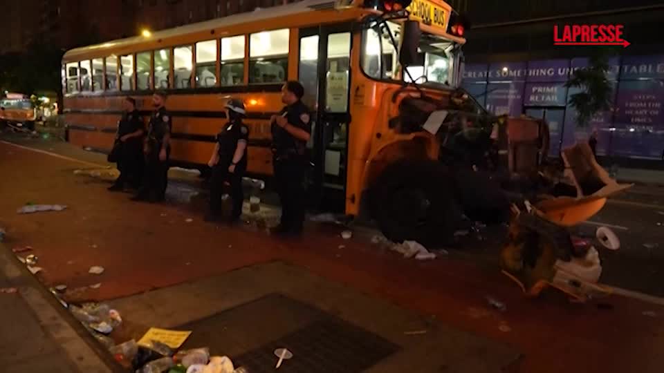 knicks campioni nba tifosi in festa a new york ma anche disordini gli autobus distrutti da Lapresse.it knicks campioni nba tifosi in festa a new york ma anche disordini gli autobus distrutti