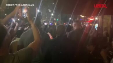 Nba Finals 2026, Knicks campioni: il sindaco di New York Mamdani festeggia coi tifosi in un bar