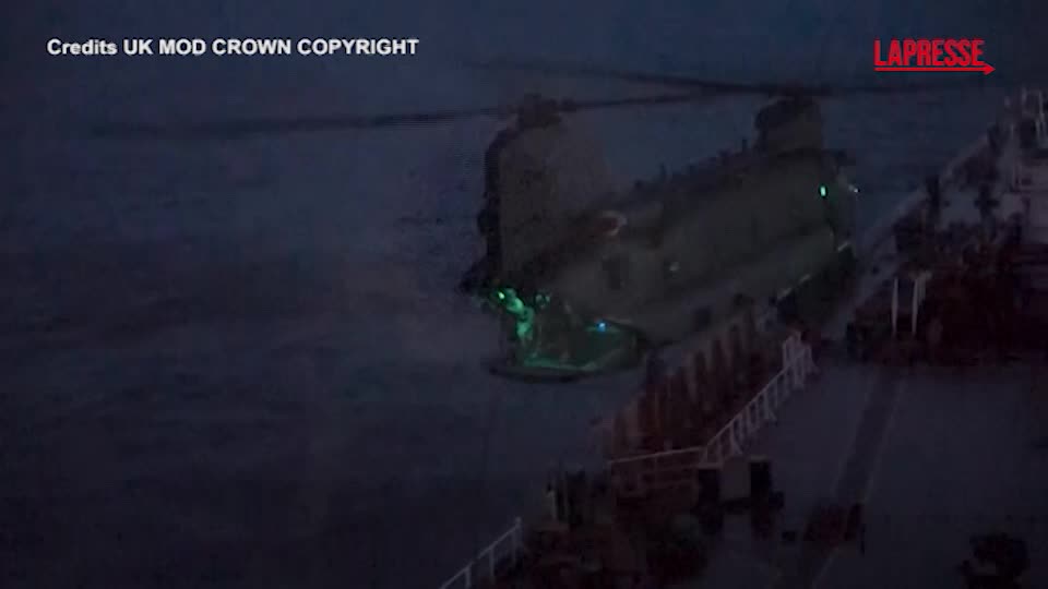regno unito sequestra petroliera russa nel canale della manica il video del blitz da Lapresse.it regno unito sequestra petroliera russa nel canale della manica il video del blitz