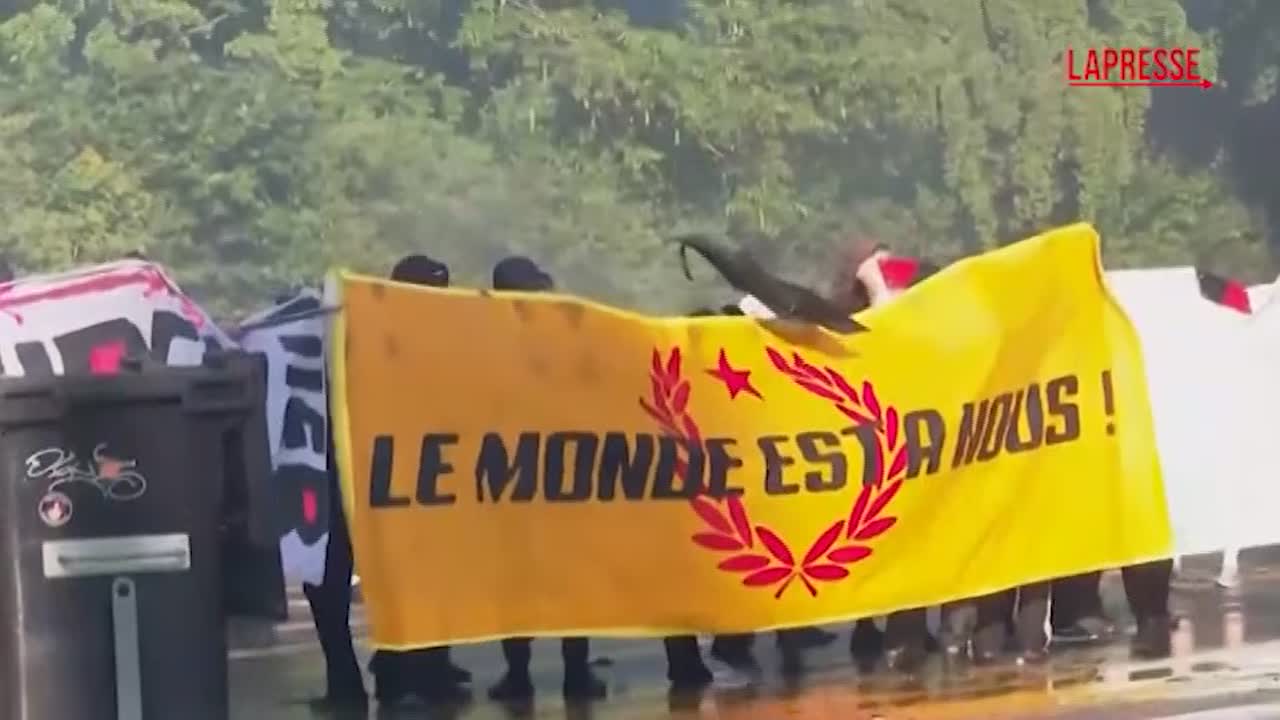 g7 a ginevra scontri tra polizia e manifestanti auto in fiamme e cannoni ad acqua da Lapresse.it g7 a ginevra scontri tra polizia e manifestanti auto in fiamme e cannoni ad acqua