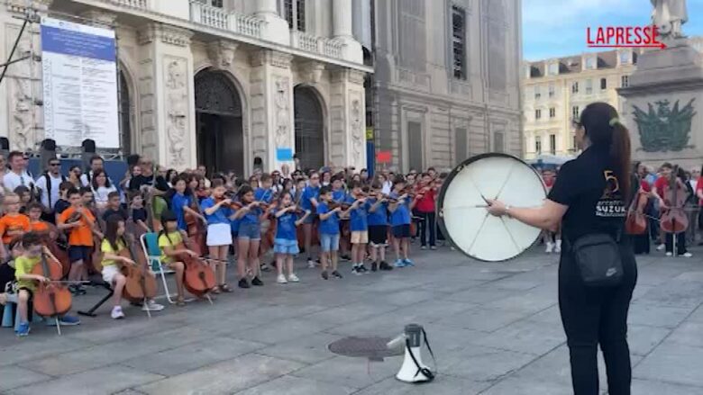 Torino celebra 50 anni del metodo Suzuki con flashmob musicale
