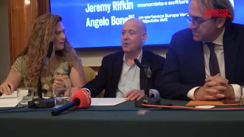 Rinnovabili, Rifkin: "Visione blu deal più economica e distribuita"