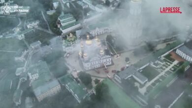 Ucraina, attacco russo al monastero di Kiev: le immagini dall'alto