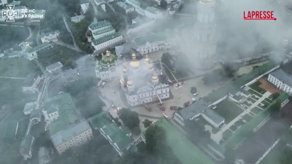 ucraina attacco russo al monastero di kiev le immagini dall alto da Lapresse.it ucraina attacco russo al monastero di kiev le immagini dall alto