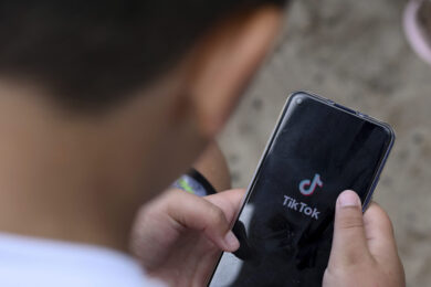 Social vietati agli under 16 in Regno Unito, il pediatra: “Ora tocca all’Italia”