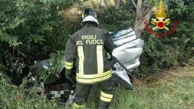 Grosseto, finisce con l’auto in un fosso: muore a 34 anni, ferita una bimba