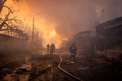 Ucraina, drone russo contro treno: ci sono vittime, Zelensky diffonde le immagini dell’attacco