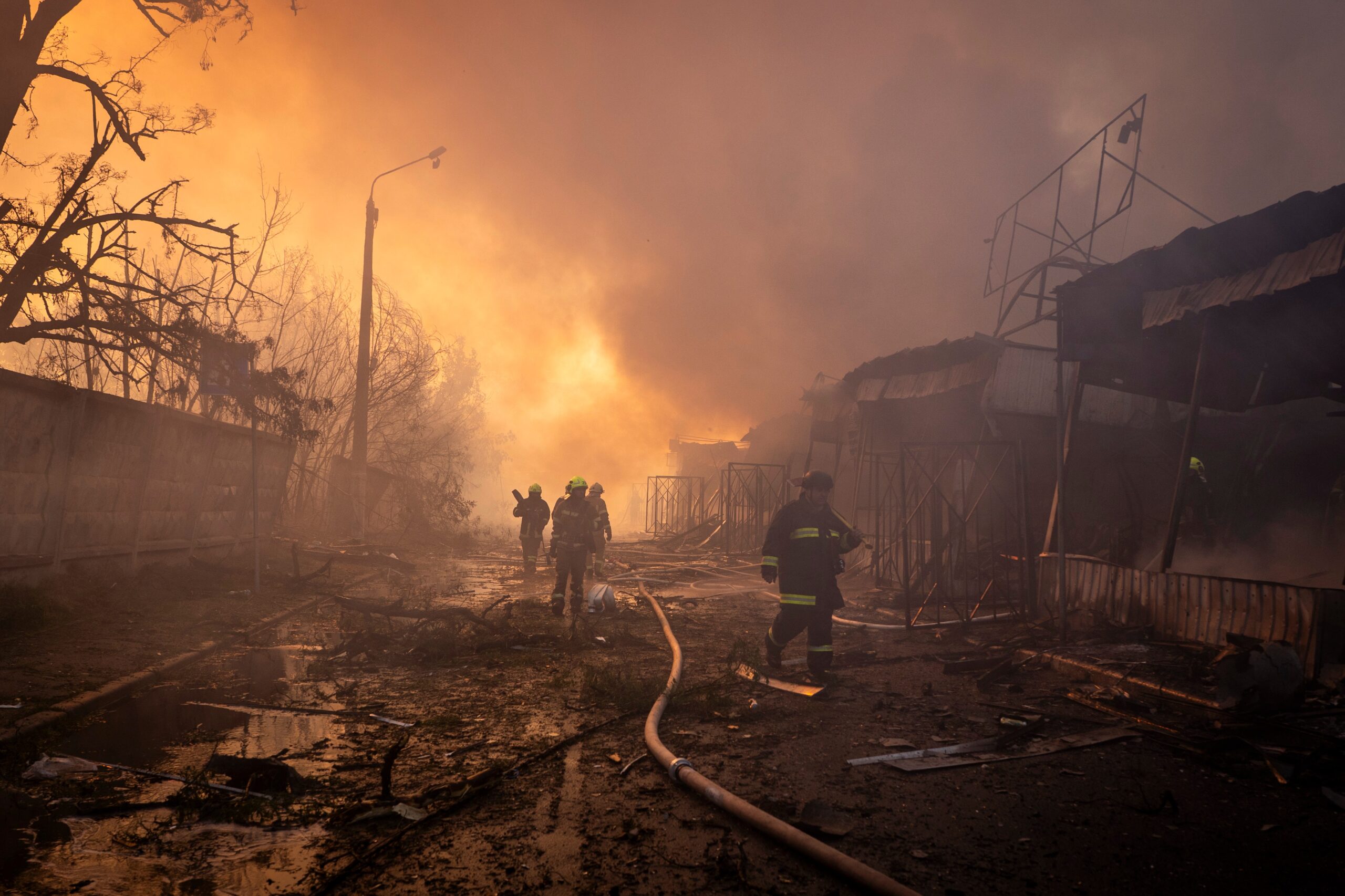 Ucraina, drone russo contro treno: ci sono vittime, Zelensky diffonde le immagini dell’attacco Ucraina, drone russo contro treno: ci sono vittime, Zelensky diffonde le immagini dell’attacco