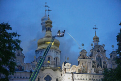 Ucraina, colpita la cattedrale di Kiev. Zelensky: “Atto di barbarie”. La Russia nega