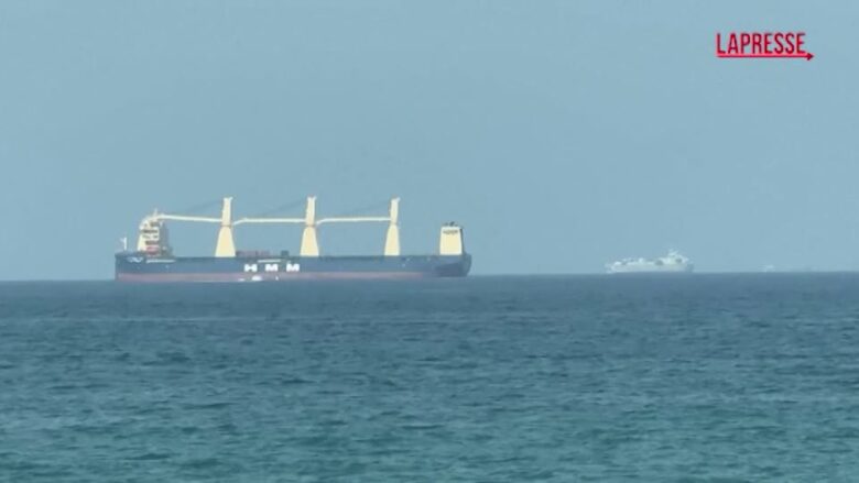 Dopo l'intesa Usa-Iran traffico navale ancora bloccato a Hormuz