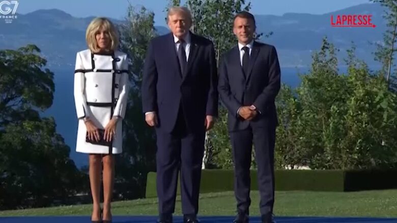 G7 a Evian, Macron e la first lady Brigitte accolgono ufficialmente Trump e gli altri leader