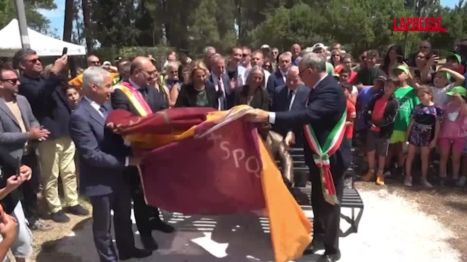 roma la prima statua di alberto sordi la commozione dei romani da Lapresse.it roma la prima statua di alberto sordi la commozione dei romani