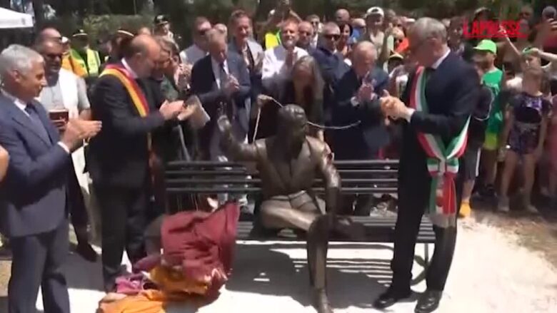 Roma, svelata la prima statua di Alberto Sordi in Italia