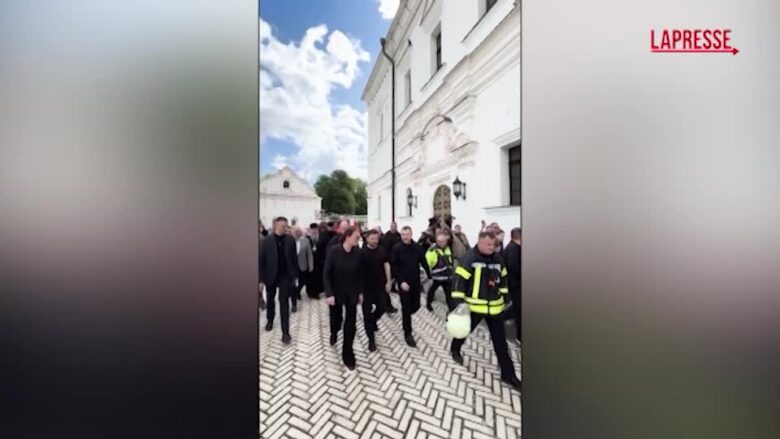 Ucraina, Zelensky visita il monastero colpito dagli attacchi russi