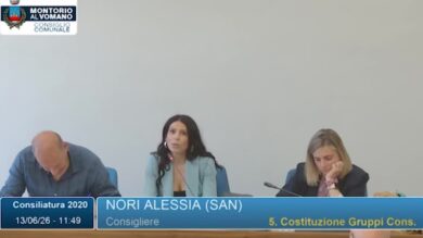 "Prenda la scopa e impari qualcosa", bufera per la frase sessista del sindaco alla consigliera