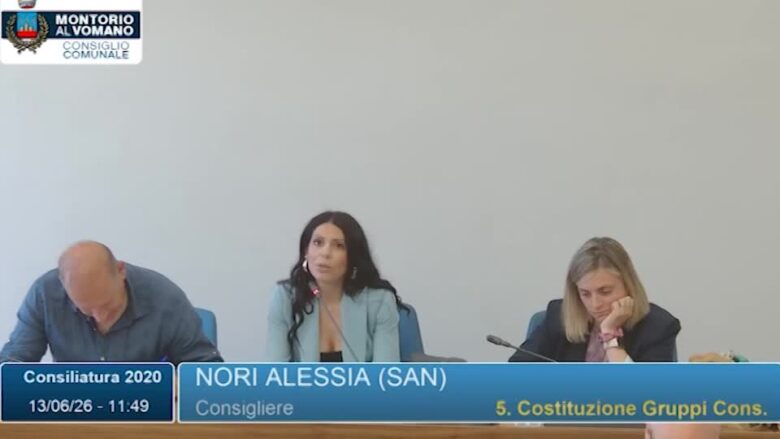 "Prenda la scopa e impari qualcosa", bufera per la frase sessista del sindaco alla consigliera