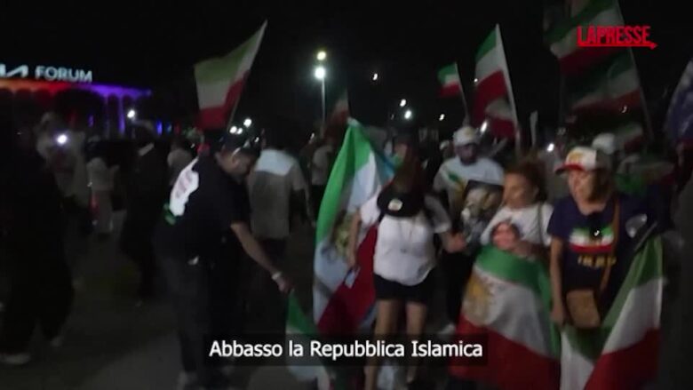 Mondiali 2026, protesta dei tifosi iraniani a Los Angeles: "Abbasso la Repubblica Islamica"