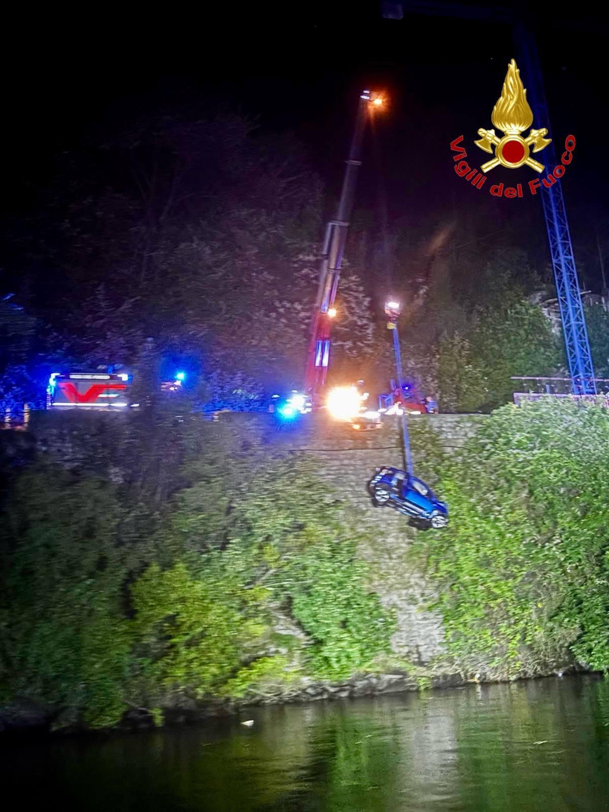 Un’auto cade nel lago di Como, grave una donna: recuperato il corpo di un uomo