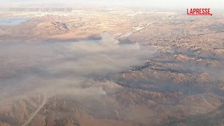 Los Angeles, autostrade chiuse per un grande incendio boschivo