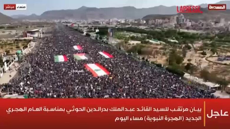 Yemen, decine di migliaia di persone in piazza per palestinesi, iraniani e libanesi: fucili e slogan anti-Israele