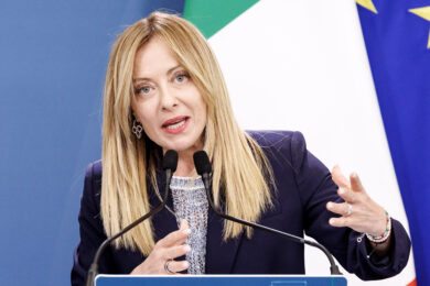 Migranti, ok dal Parlamento Ue al regolamento sui rimpatri. Meloni: “Svolta storica frutto lavoro Italia”