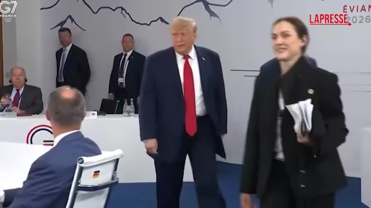 g7 a evian trump entra nella sala dei lavori nell ultimo giorno del summit i m the boss da Lapresse.it g7 a evian trump entra nella sala dei lavori nell ultimo giorno del summit i m the boss