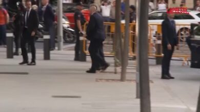 Spagna, Zapatero arriva in tribunale: manifestanti espongono uno striscione con la scritta "Criminali"