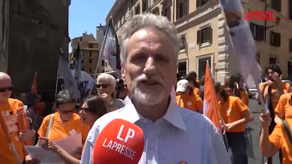 Caccia, flash mob degli animalisti al Pantheon a Roma