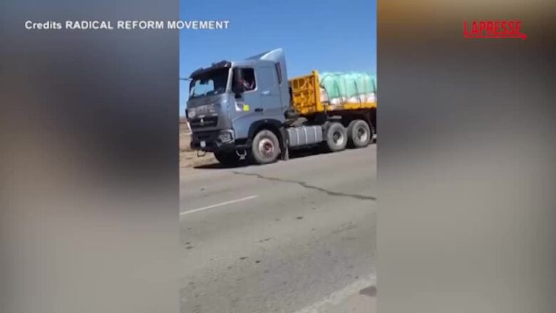 Mongolia, barricate di pneumatici e striscioni bloccano il rame diretto in Cina