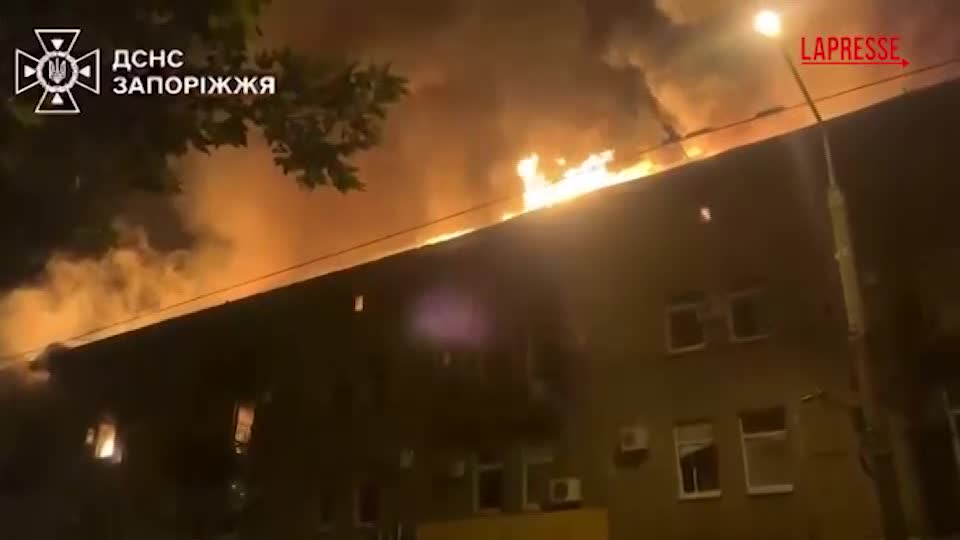 ucraina attacco russo su zaporizhzhia i vigili del fuoco alle prese con gli incendi da Lapresse.it ucraina attacco russo su zaporizhzhia i vigili del fuoco alle prese con gli incendi